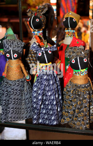 African souvenir sul display al Villaggio Culturale Lesedi, Culla dell'umanità, Sud Africa Foto Stock