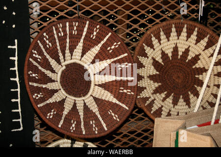 African souvenir sul display al Villaggio Culturale Lesedi, Culla dell'umanità, Sud Africa Foto Stock