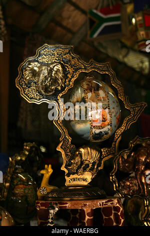 African souvenir sul display al Villaggio Culturale Lesedi, Culla dell'umanità, Sud Africa Foto Stock