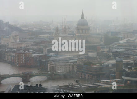 Londra sotto la pioggia Foto Stock