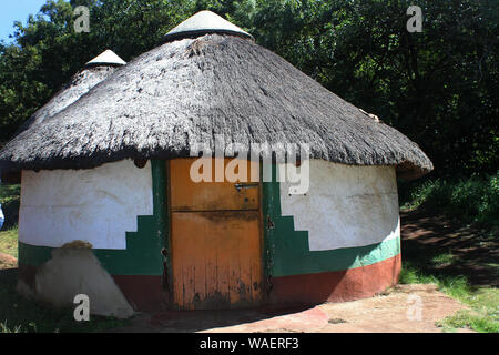 Xhosa capanna in villaggio al Villaggio Culturale Lesedi, Culla dell'umanità, Sud Africa Foto Stock