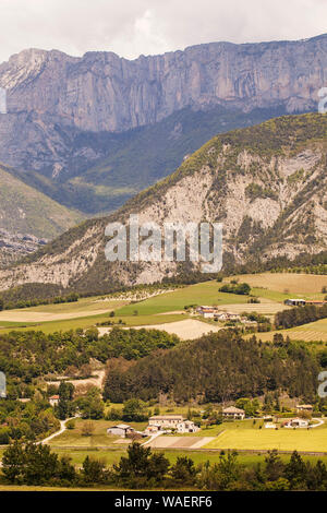 Vista Montagne de Glandasse dalla collina accanto La Drome river vicino Molieroes-Glandaz Vercors Parco naturale regionale Francia Foto Stock