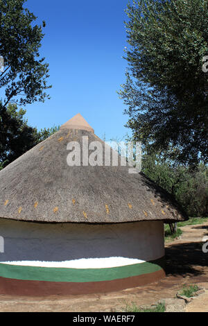 Xhosa capanna in villaggio al Villaggio Culturale Lesedi, Culla dell'umanità, Sud Africa Foto Stock