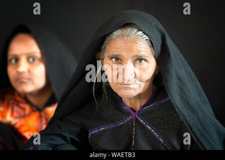 Le donne di Dhebariya Rabari comunità in stoffa tradizionale, grande Rann di Kutch deserto, Gujarat, India Foto Stock