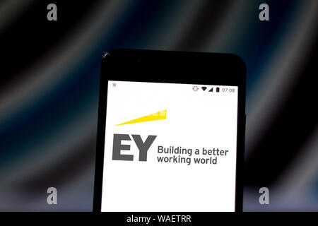 In questa foto illustrazione della Ernst & Young (EY) Il logo viene visualizzato su uno smartphone. Foto Stock