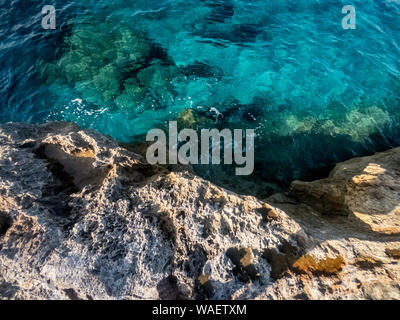 Vista aerea della bella San Lorenzo la spiaggia di roccia, nel sud della Sicilia, Italia. Il tiro viene effettuato durante una soleggiata giornata estiva Foto Stock