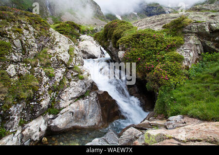 Cascata sul flusso di culla Gedre vicino al Cirque de Troumouse Parco Nazionale dei Pirenei Francia Foto Stock