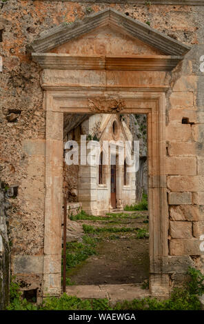 Rovine del monastero di Katholiko, dedicato a San Giovanni eremita, in Avlaki Gorge, Akrotiri, Creta. Foto Stock