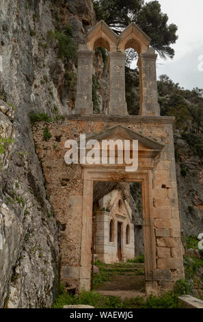 Rovine del monastero di Katholiko, dedicato a San Giovanni eremita, in Avlaki Gorge, Akrotiri, Creta. Foto Stock