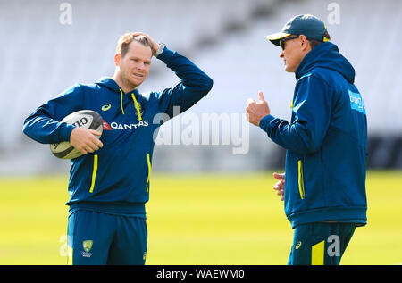 Australia Steve Smith (sinistra) parla con Australia batting coach Graeme Hick durante la sessione di reti a Headingley, Leeds. Foto Stock