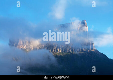 Mont Aiguille nella nebbia Haut Plateau Ridge vicino Chichiliane Vercors Parco Nazionale del Vercors Francia, giugno 2016 Foto Stock