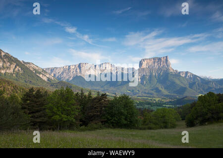 Mont Aiguille basse nubi e prato alpino vicino Chichilianne Isere Regione Vercors Parco naturale regionale Francia, giugno 2016 Foto Stock