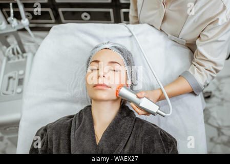 Donna durante la mesoterapia ossigeno procedura presso il salone di bellezza e ravvicinata. Concetto di un professionista del trattamento del viso Foto Stock