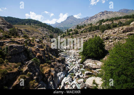 Golo River, Scala di Santa Regina e montagne, il parco naturale regionale di Corsica, Francia, Luglio 2018 Foto Stock