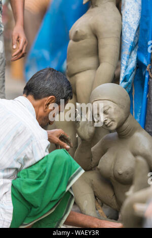 KUMARTULI, Calcutta, India, ottobre 2014, lavorazione artigianale sul completamento dell'idolo. Foto Stock