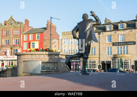 Statua del comico inglese Eric Morecambe in una posa caratteristica su Marine Road Central, Morecambe Bay, Lancs, Inghilterra, Regno Unito Foto Stock