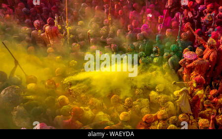 Gli uomini da Nandgaon sedersi in un Samaaj o incontro comunitario durante il festival di Holi, Mathura, Uttar Pradesh, India. Foto Stock