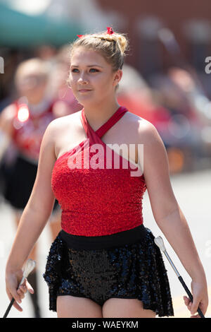 Buckhannon, West Virginia, Stati Uniti d'America - 18 Maggio 2019: fragola Festival, membri della contea di Upshur Baton Corp, dancing in parata Foto Stock