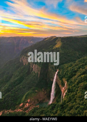 Cascata Nohkalikai in Meghalaya in India. Foto Stock