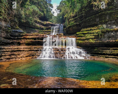 Wai-Song Dong o Wei-Sawdong è a tre livelli di passaggio cadono in Meghalaya, India. Foto Stock