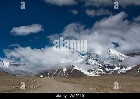 Vette innevate sulla strada per il lago Gurdongmaar, Sikkim, India. Foto Stock