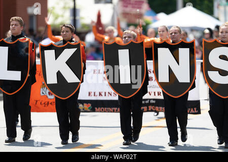 Buckhannon, West Virginia, Stati Uniti d'America - 18 Maggio 2019: fragola Festival, la Elkins High School Marching Band di eseguire la parata Foto Stock