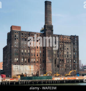 New York, Stati Uniti d'America su Luglio 2015 - Domino raffineria di zucchero in Williansburg, Brooklyn, durante i lavori per il parco di Domino la creazione. Foto Stock