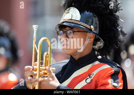 Buckhannon, West Virginia, Stati Uniti d'America - 18 Maggio 2019: fragola Festival, la Elkins High School Marching Band di eseguire la parata Foto Stock