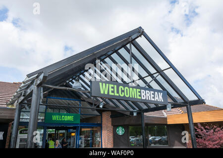 Ingresso alla stazione di servizio di Warwick Services Welcome Break sulla M40, Inghilterra, Regno Unito Foto Stock