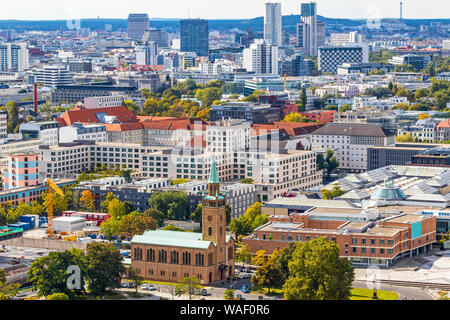 Vista aerea del quartiere Tiergarten di Berlino, Germania. Chiesa evangelica di san Matthews (tedesco: San-Matthaus-Kirche) in primo piano Foto Stock