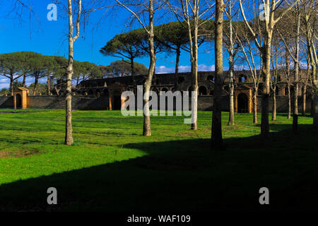Pompei, Italia Palestra grande cortile. Esercizi ginnici spazio centrale, Palestra di palestra, con Romano Anfiteatro di Pompei vista sullo sfondo. Foto Stock