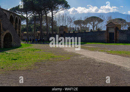 Pompei, Italia Palestra grande esterno. I visitatori di uno spazio esterno per esercizi ginnici, Palestra di palestra, di fronte all' Anfiteatro romano di Pompei. Foto Stock