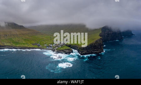 Porto naturale gorge nel villaggio Gjogv vista aerea, isole Faerøer Foto Stock