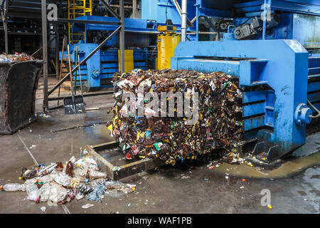 Separare la procedura di garbage collection. Apparecchiatura per la pressatura di detriti di materiale di smistamento per essere trasformati in uno dei rifiuti moderno impianto di riciclaggio. Foto Stock
