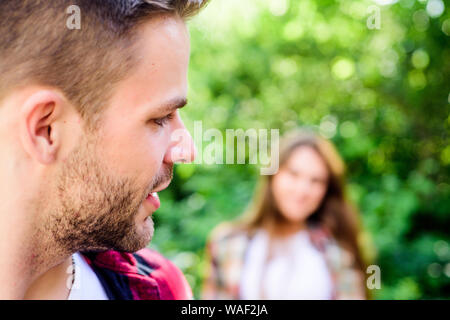 Giovane all'aperto natura sfocata. Matura in amore incontro. Rapporto di coppia. Follow me. Mettiti in avanti in modo che sia rispettoso per le donne mentre è ancora in uscita. Rapporto di avviamento. Foto Stock