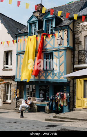 Josselin, Francia - 26 Luglio 2018: Vista della città medievale situata nel dipartimento di Morbihan, della Bretagna Foto Stock