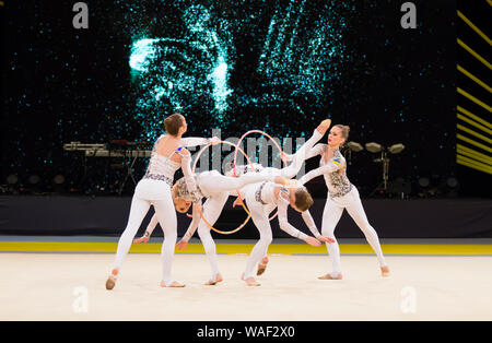 Kiev, Ucraina - 19 Marzo 2017: Team di Ucraina esegue con cerchi a Deriugina Cup Grand Prix (ginnastica ritmica Torneo Internazionale) Foto Stock