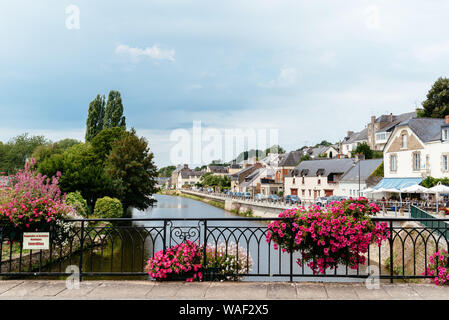 Josselin, Francia - 26 Luglio 2018: Vista della città medievale situata nel dipartimento di Morbihan, della Bretagna Foto Stock