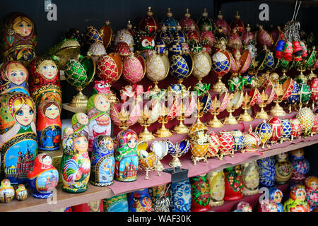 Dettaglio di alcuni souvenir dalla Russia, trovati in un mercato all'aperto a San Pietroburgo. Sono presenti colorati matriosche, le piastre e le uova Foto Stock