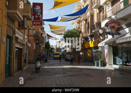 NICOSIA, Cipro - marzo, 29, 2018: Nicosia la vista della citta'. Strada con negozi e bandiere Foto Stock