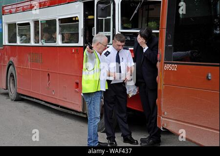 Sir Peter Hendy, organizzatore di Imberbus, autobus diretto driver per l annuale servizio bus per Imber chiesa sulla Piana di Salisbury. 17 Agosto 2019 Foto Stock