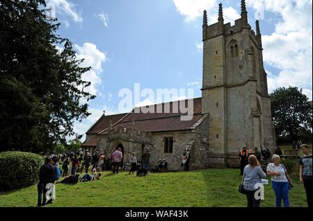 Coda di visitatori per accessoalle Imber chiesa su Salisbury Plain durante l annuale Imber open day, 17 agosto 2019 Foto Stock