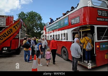 I visitatori di salire a bordo di un 1965 Leyland Routemaster open top double decker bus a Imber sulla Piana di Salisbury per la giornata porte aperte il 17 agosto 2019 Foto Stock