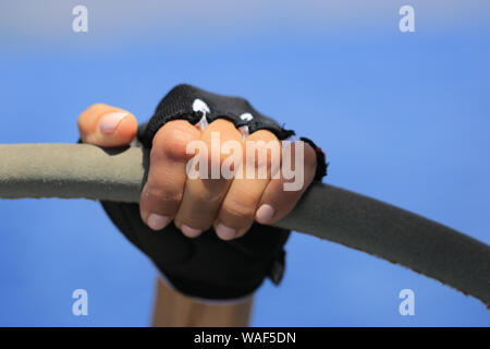 Femmina in mano il volante di guida close up Foto Stock