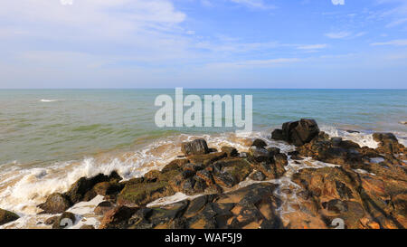 Le onde che si infrangono sulla spiaggia sassosa in Sri Lanka Foto Stock