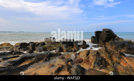 Le onde che si infrangono sulla spiaggia sassosa in Sri Lanka Foto Stock