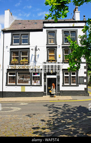 Esterno del Golden Lion pub in Lancaster city centre in primavera Foto Stock