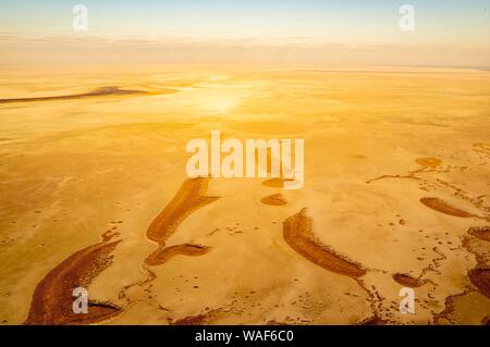 Vista aerea, essiccato-fuori Salt Lake, Etosha pan, il Parco Nazionale di Etosha, Namibia Foto Stock