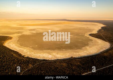 Vista aerea, essiccato-fuori Salt Lake, bordo orientale dell'Etosha Pan, il Parco Nazionale di Etosha, Namibia Foto Stock