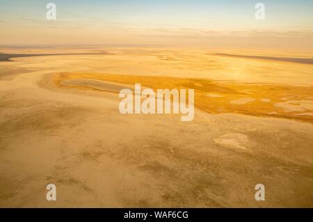 Vista aerea, essiccato-fuori Salt Lake, Etosha pan, il Parco Nazionale di Etosha, Namibia Foto Stock